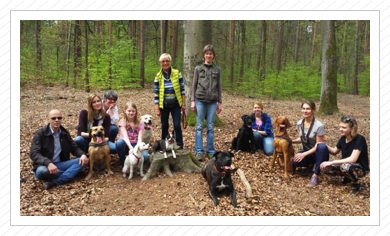 Alice mit ihrer Hundecrew im April 2015 Alice mit ihrer Hundecrew im April 2015